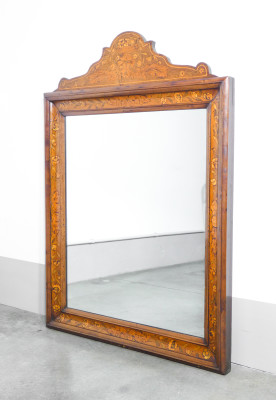 Specchiera olandese in legno di noce intarsiato in varie essenze. Olanda, Fine Settecento Primo Ottocento