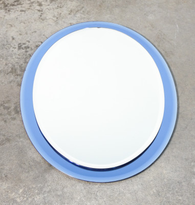 Specchio ovale design Cristal Art con cornice in cristallo blu. Italia, Anni 60
