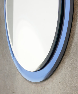 Specchio ovale design Cristal Art con cornice in cristallo blu. Italia, Anni 60