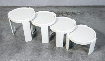 Tavolini impilabili mod. 780, design Gianfranco FRATTINI per CASSINA, in legno laccato bianco. Italia, Anni 60