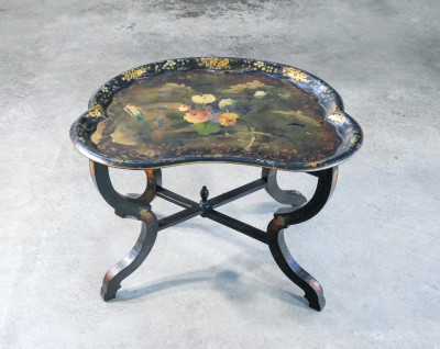 Tavolino basso con piano a vassoio rimuovibile, in legno e metallo dipinti a mano. Francia, Secondo Ottocento