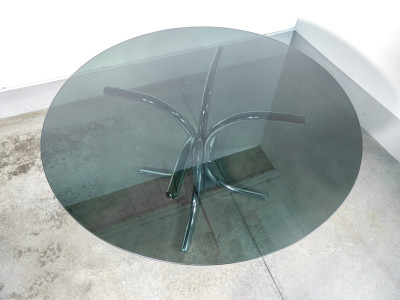 Tavolo di design Gastone RINALDI, in vetro fumé e metallo cromato. Italia, Anni 60