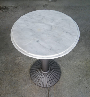 Tavolino di design ZANOTTA con piano tondo in marmo bianco e basamento in ghisa. Italia, Anni 70