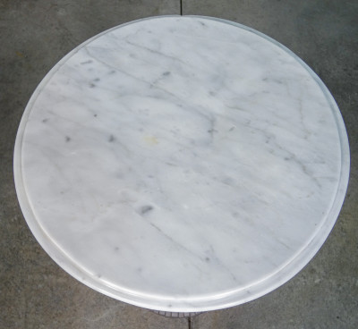 Tavolino di design ZANOTTA con piano tondo in marmo bianco e basamento in ghisa. Italia, Anni 70