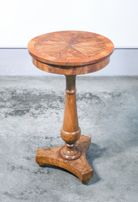 Tavolino di servizio gueridon in legno lastronato in noce, radica di noce e ciliegio. Italia, Ottocento