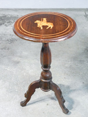 Tavolino di servizio con gamba centrale tornita terminante a treppiede, legno di noce intarsiato. Italia, Ottocento