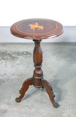 Tavolino di servizio con gamba centrale tornita terminante a treppiede, legno di noce intarsiato. Italia, Ottocento