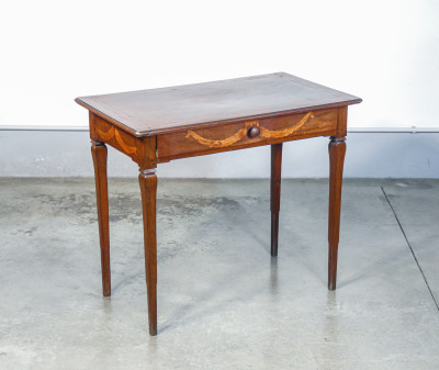 Tavolino Direttorio in legno di noce intarsiato, con cassetto frontale. Italia, Ottocento