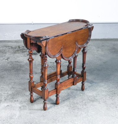 Tavolino da lavoro a bandelle laterali inglese, stile vittoriano, in legno di rovere. Inghilterra, Fine Ottocento
