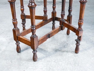 Tavolino da lavoro a bandelle laterali inglese, stile vittoriano, in legno di rovere. Inghilterra, Fine Ottocento