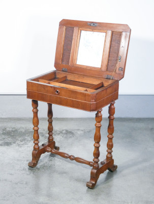 Tavolino da lavoro tricoteuse in legno di noce, con piano apribile e cassetto frontale. Ottocento