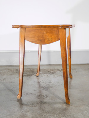 Tavolino in legno massello di rovere, con piano intestato. Francia, Novecento