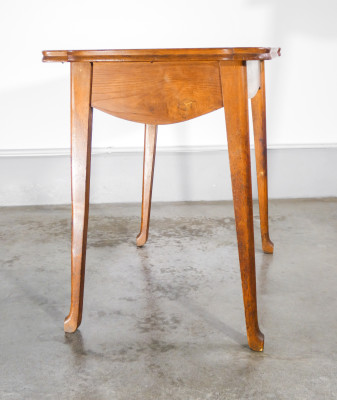 Tavolino in legno massello di rovere, con piano intestato. Francia, Novecento