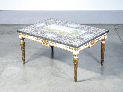 Tavolino basso con piano in marmo e scagliola dipinta. Italia, Ottocento
