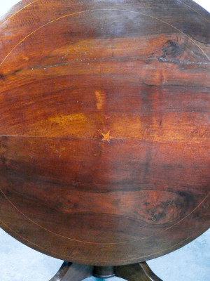 Tavolo a vela in legno massello di noce intarsiato, con gamba centrale tornita terminante a treppiede. Italia, Ottocento