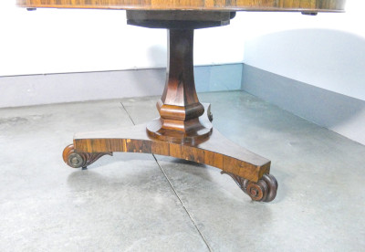 Tavolo a vela in legno lastronato con gamba centrale tornita terminante a treppiede. Ottocento