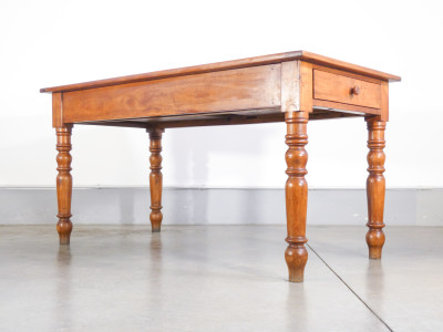 Tavolo Carlo X in legno di ciliegio, con due cassetti frontali e gambe tornite, originale d