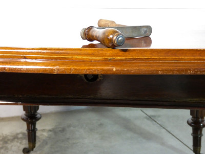 Tavolo allungabile con meccanismo a manovella Joseph FITTER, epoca vittoriana, in legno di mogano. Inghilterra, Secondo Ottocento