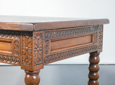 Tavolo/scrivania in stile LUIGI XIII interamente in legno massello di noce, fianchi intagliati, gambe a rocchetto. Settecento/Primo Ottocento