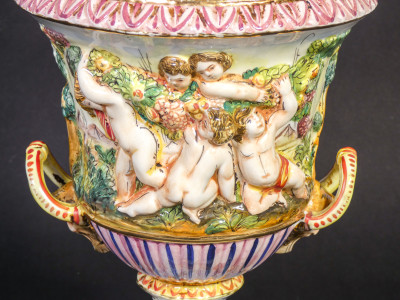 Vaso a coppa con coperchio in ceramica lavorata a bassorilievo e dipinta. MTC Capodimonte. Italia, Novecento