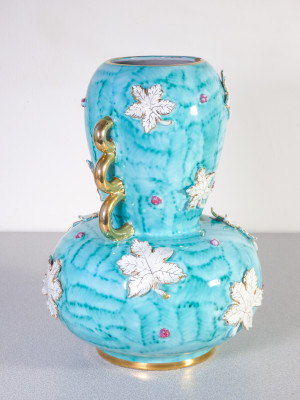 Vaso in ceramica CANTAGALLI, fondo bianco pitturato a pennellate nei toni del verde acqua e decorato con foglie d