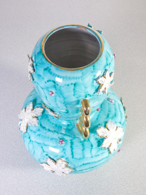 Vaso in ceramica CANTAGALLI, fondo bianco pitturato a pennellate nei toni del verde acqua e decorato con foglie d