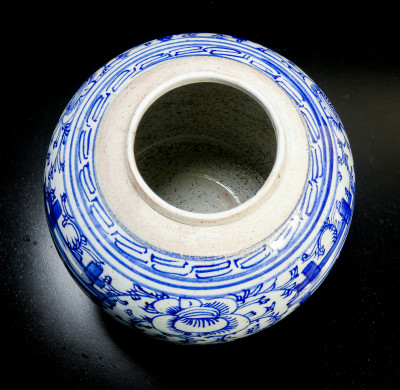 Vaso cinese portaspezie, dipinto nel tradizionale blu su bianco e recante l