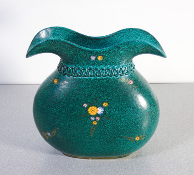 Vaso in ceramica smaltata verde con decori floreali, DERUTA C. Perugia Italia, Novecento