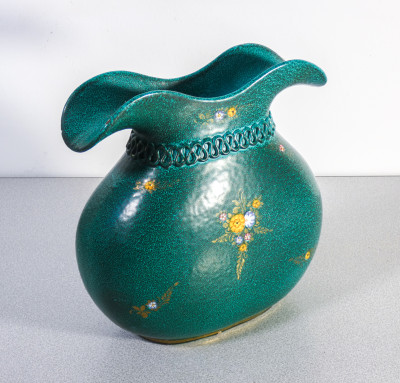Vaso in ceramica smaltata verde con decori floreali, DERUTA C. Perugia Italia, Novecento