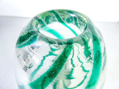 Carlo SCARPA per VENINI. Vaso ovoidale in vetro trasparente incolore con striature in vetro bullicante verde. Timbro ad acido Venini Murano. Italia, circa 1934
