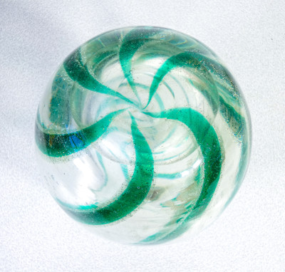 Carlo SCARPA per VENINI. Vaso ovoidale in vetro trasparente incolore con striature in vetro bullicante verde. Timbro ad acido Venini Murano. Italia, circa 1934