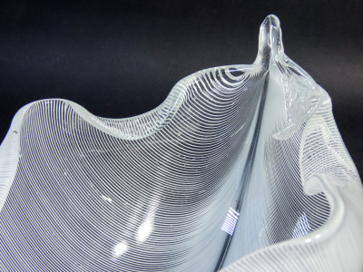 Vaso in vetro soffiato striato in bianco, design Tyra LUNDGREN per VENINI. Murano Italia, Anni 30/40
