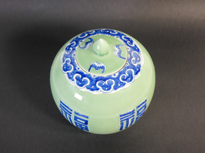 Vaso giapponese in ceramica a fondo celadon, decorata in blu con ideogramma della felicità ?. Giappone, Novecento