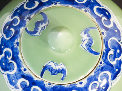 Vaso giapponese in ceramica a fondo celadon, decorata in blu con ideogramma della felicità ?. Giappone, Novecento