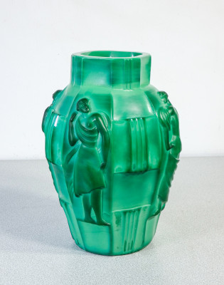 Vaso in vetro verde art deco, design Artur PLEVA per Curt Slevogt. Cecoslovacchia, Primi anni 30