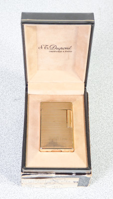 Accendino DUPONT Paris in metallo laminato oro, con confezione e pietrine originali, n° 83CFR91. Francia, Anni 70