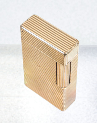 Accendino DUPONT Paris in metallo laminato oro, con confezione e pietrine originali, n° 83CFR91. Francia, Anni 70