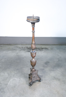 Candeliere in rame argentato, decorato a sbalzo, originale d'epoca. Italia, Settecento