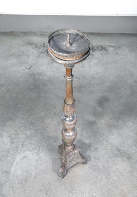 Candeliere in rame argentato, decorato a sbalzo, originale d'epoca. Italia, Settecento