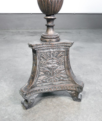 Candeliere in rame argentato, decorato a sbalzo, originale d'epoca. Italia, Settecento