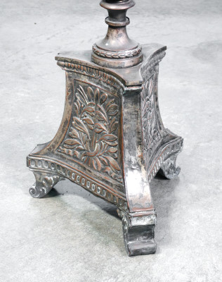 Candeliere in rame argentato, decorato a sbalzo, originale d'epoca. Italia, Settecento