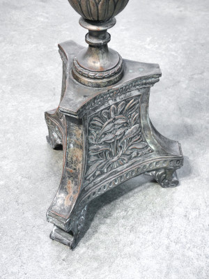 Candeliere in rame argentato, decorato a sbalzo, originale d'epoca. Italia, Settecento