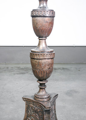Candeliere in rame argentato, decorato a sbalzo, originale d'epoca. Italia, Settecento