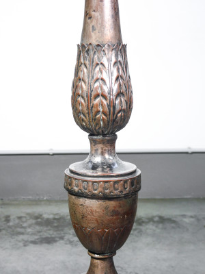 Candeliere in rame argentato, decorato a sbalzo, originale d'epoca. Italia, Settecento