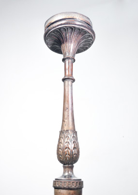 Candeliere in rame argentato, decorato a sbalzo, originale d'epoca. Italia, Settecento