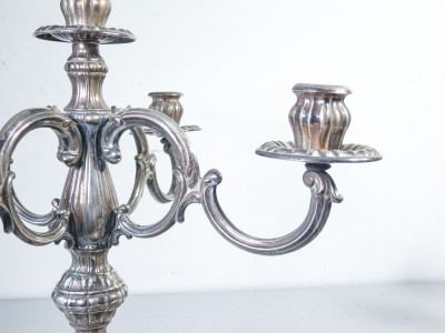 Coppia di candelieri a cinque lumi in argento 800, firmati PERUGGIA & C. Italia, Novecento