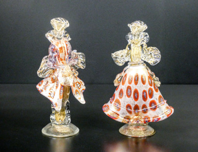 Coppia di figure goldoniane Cavaliere e Dama in vetro soffiato policromo di Murano. Italia