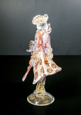 Coppia di figure goldoniane Cavaliere e Dama in vetro soffiato policromo di Murano. Italia