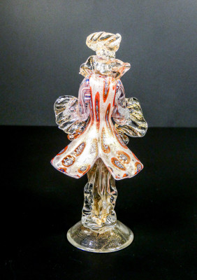 Coppia di figure goldoniane Cavaliere e Dama in vetro soffiato policromo di Murano. Italia