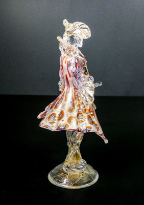 Coppia di figure goldoniane Cavaliere e Dama in vetro soffiato policromo di Murano. Italia